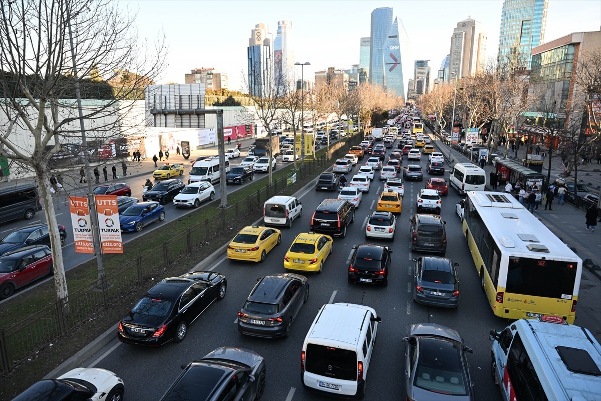 İstanbul'da haftanın dördüncü iş gününde akşam saatlerinde meydana gelen trafik yoğunluğu yüzde...