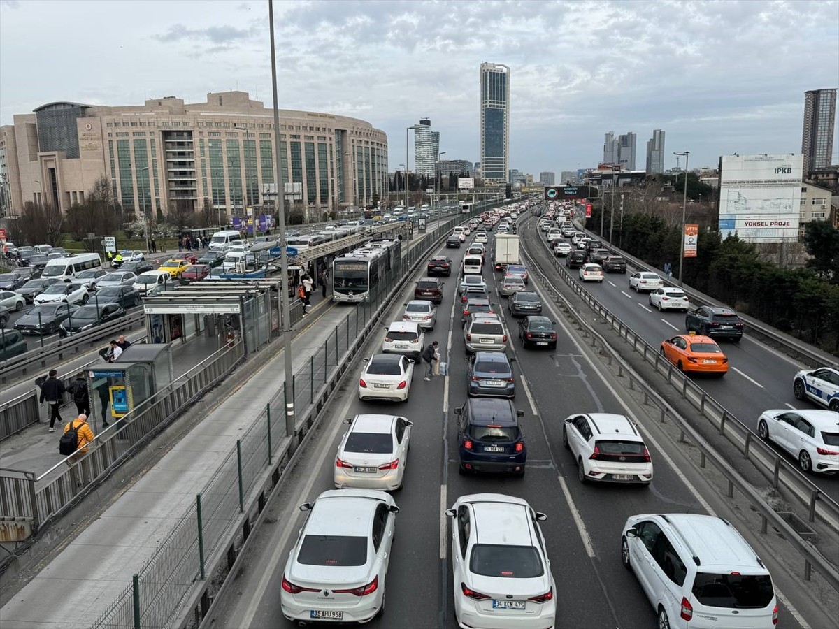 İstanbul'da, haftanın dördüncü iş gününde iftar saatinin yaklaşmasıyla bazı bölgelerde trafik...