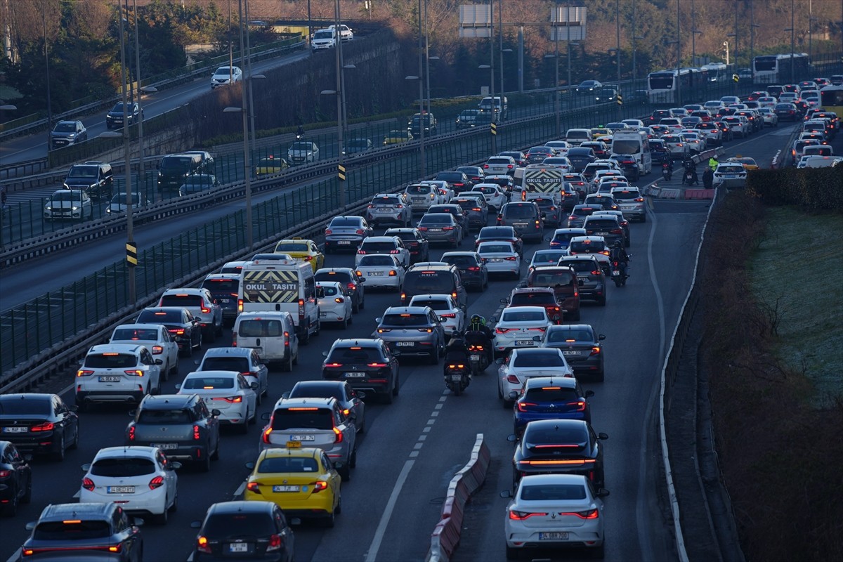 İstanbul'da, haftanın dördüncü iş gününde sabah saatlerinde bazı bölgelerde trafik yoğunluğu...