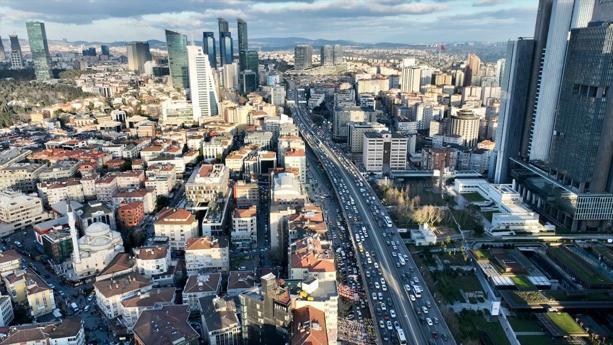 İstanbul'da, haftanın ikinci iş gününde, akşam saatlerinde trafik yoğunluğu yüzde 74'e kadar...