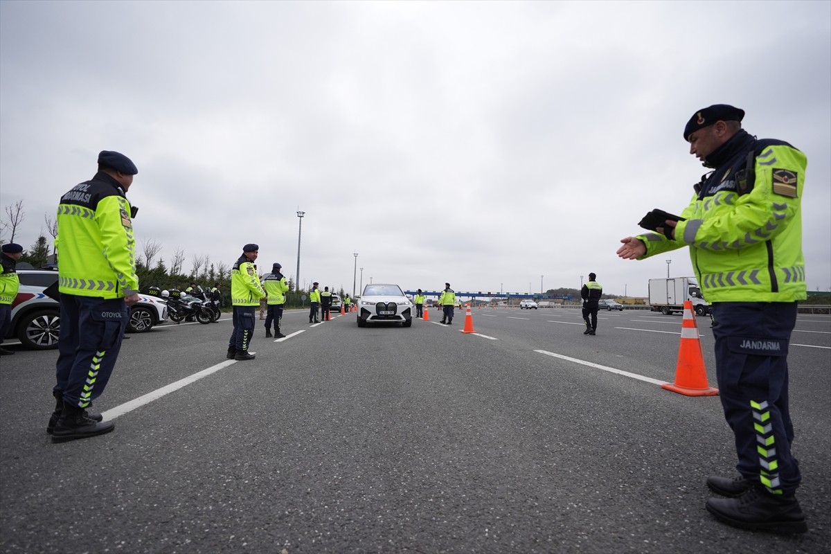 İstanbul'da jandarma ekiplerince, Ramazan Bayramı öncesi trafik denetimi gerçekleştirildi. İl...