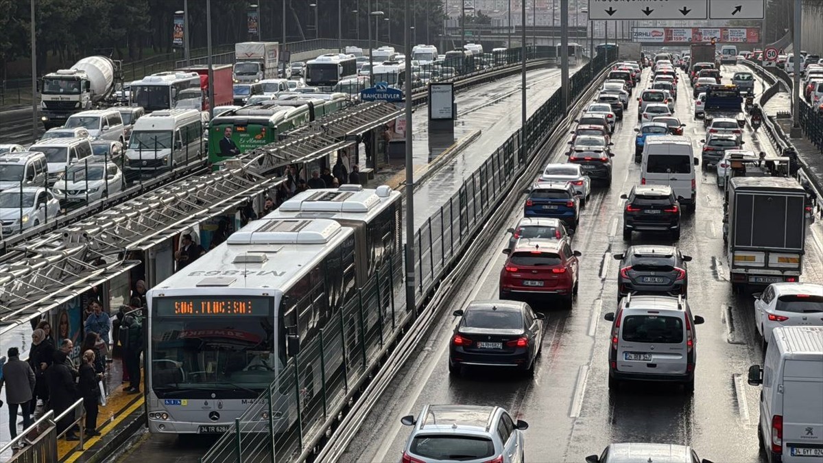 İstanbul'da Ramazan Bayramı öncesinde şehir dışına çıkmak isteyenlerin de etkisiyle kent...