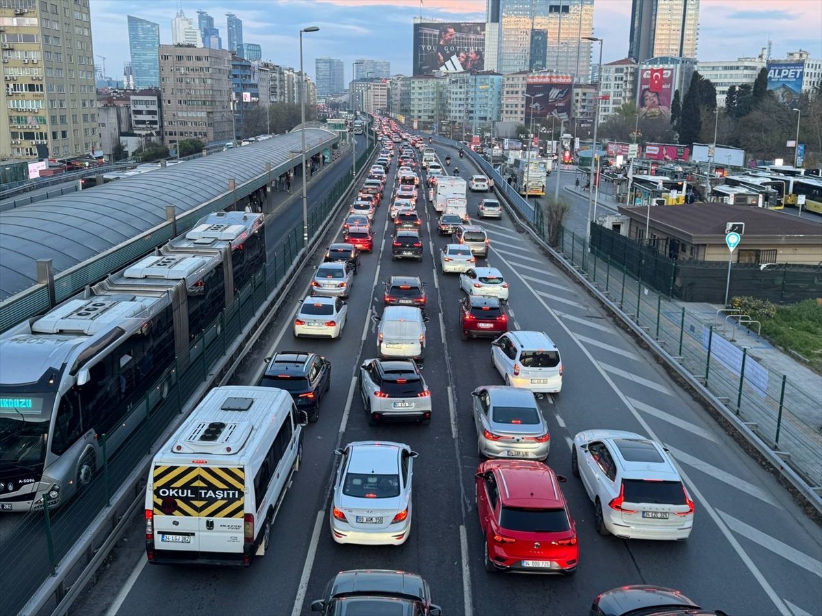 İstanbul'da, Ramazan Bayramı tatilini İstanbul'da geçiren vatandaşların kentin farklı noktalarına...