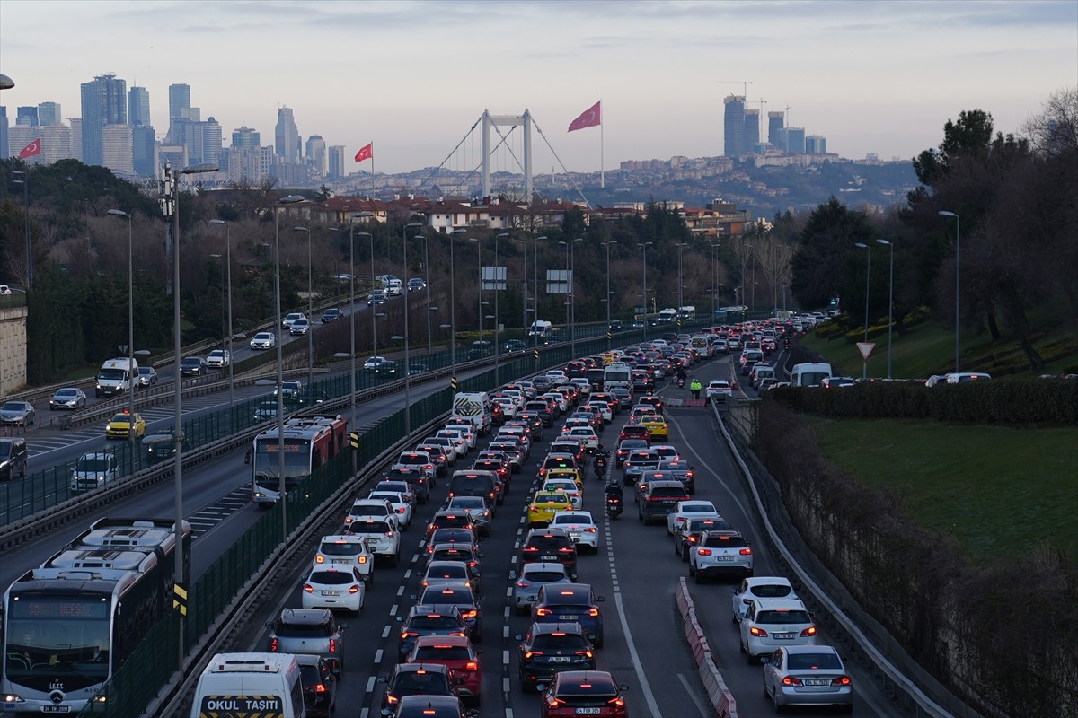İstanbul'da sabah saatlerinde bazı bölgelerde trafik yoğunluğu yaşanıyor. Megakentte ana...