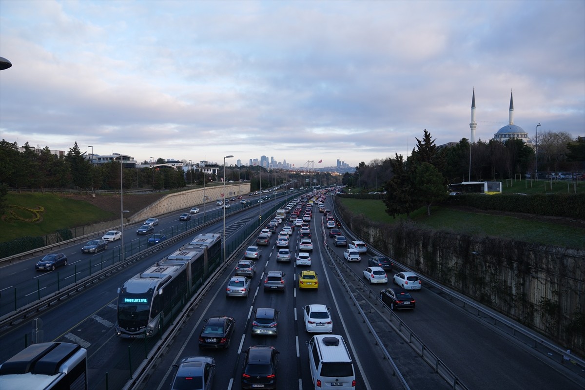 İstanbul'da sabah saatlerinde bazı bölgelerde trafik yoğunluğu yaşanıyor. Megakentte ana...