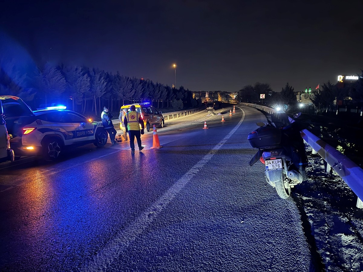 İstanbul Bağcılar TEM Otoyolu'nda emniyet şeridinde bekleyen motosiklet sürücüsü, bir otomobilin...