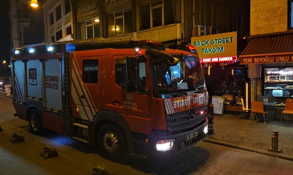 İstanbul Beyoğlu’nda restoranda bir müşteri asansörü kullanmak isterken kabinin olmadığını fark...