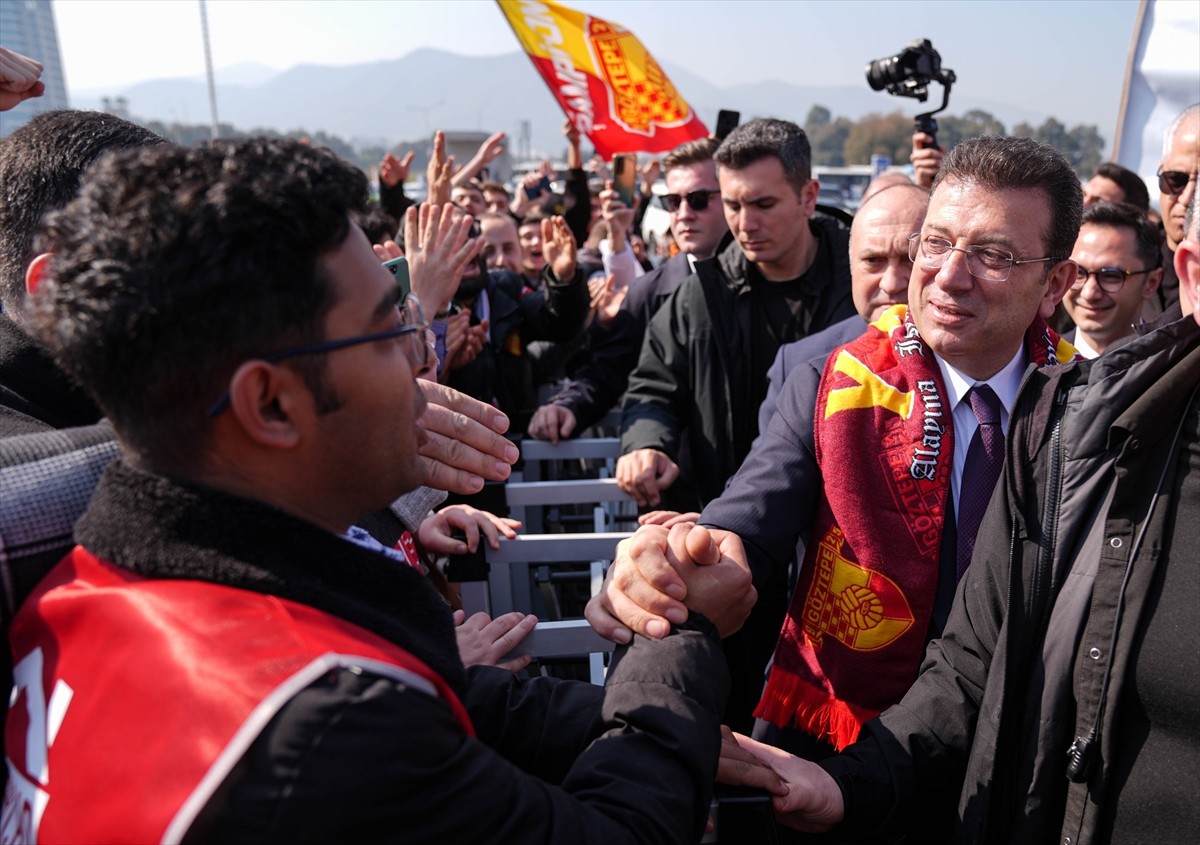 İstanbul Büyükşehir Belediye Başkanı Ekrem İmamoğlu (sağda), partisinin cumhurbaşkanlığı adaylığı...