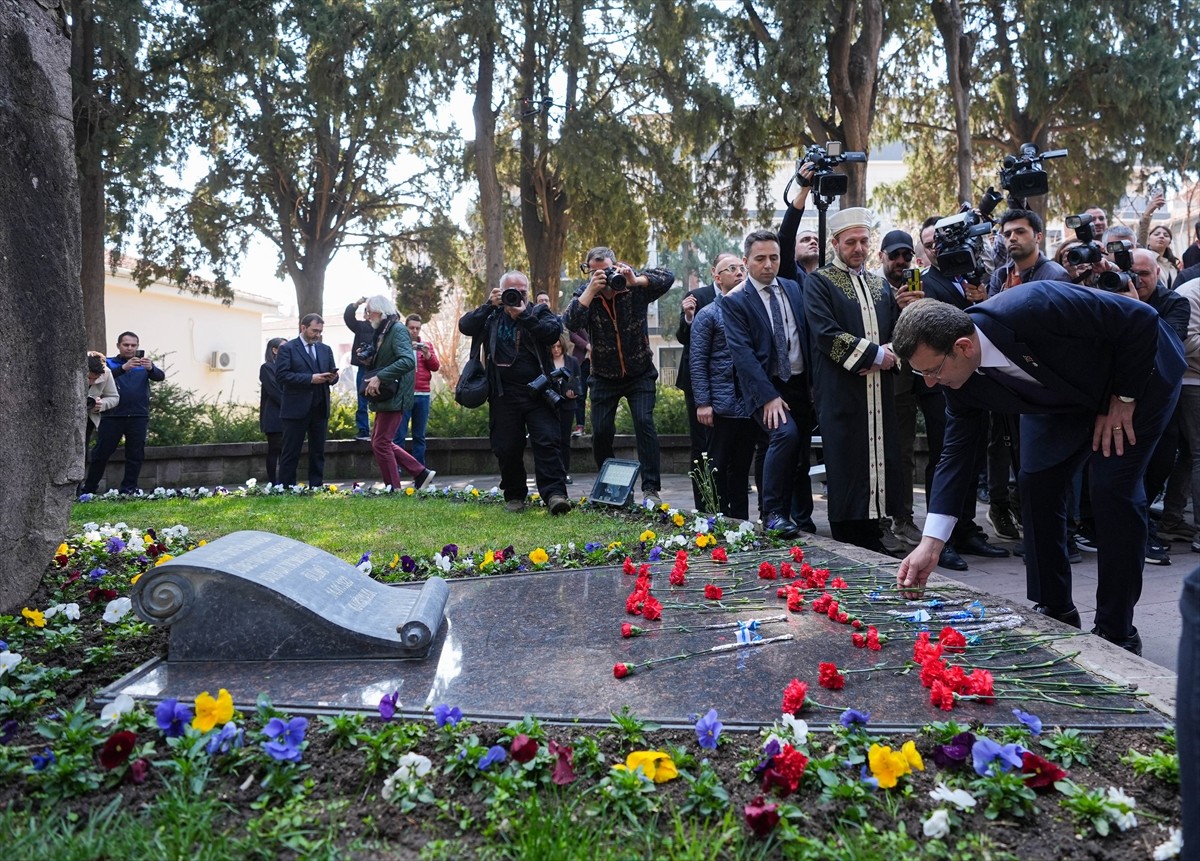 İstanbul Büyükşehir Belediye Başkanı Ekrem İmamoğlu (sağda), partisinin cumhurbaşkanlığı adaylığı...