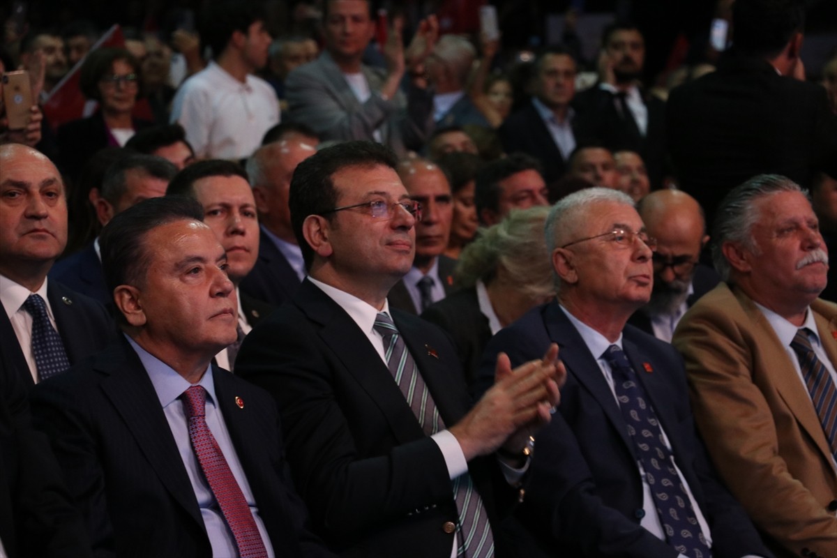 İstanbul Büyükşehir Belediye Başkanı Ekrem İmamoğlu (sol 2), CHP'nin cumhurbaşkanı adayını...