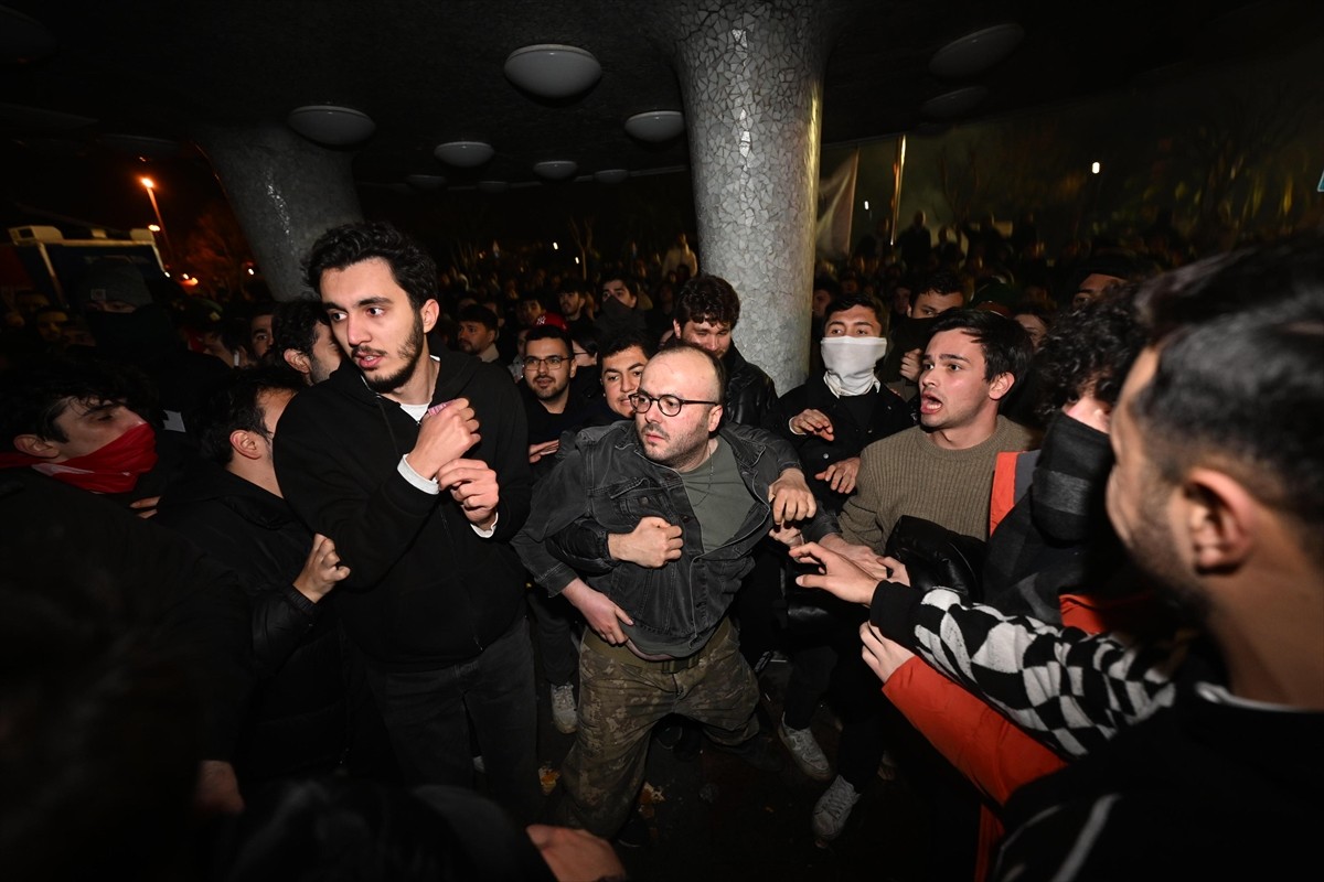İstanbul Büyükşehir Belediyesine (İBB) yönelik yolsuzluk ve terör soruşturmasını protesto...