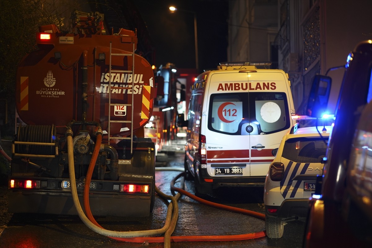 İstanbul Sarıyer'de, Büyükdere Mahallesi Topçu Karakolu Sokak'taki 3 katlı ahşap binada çıkan...