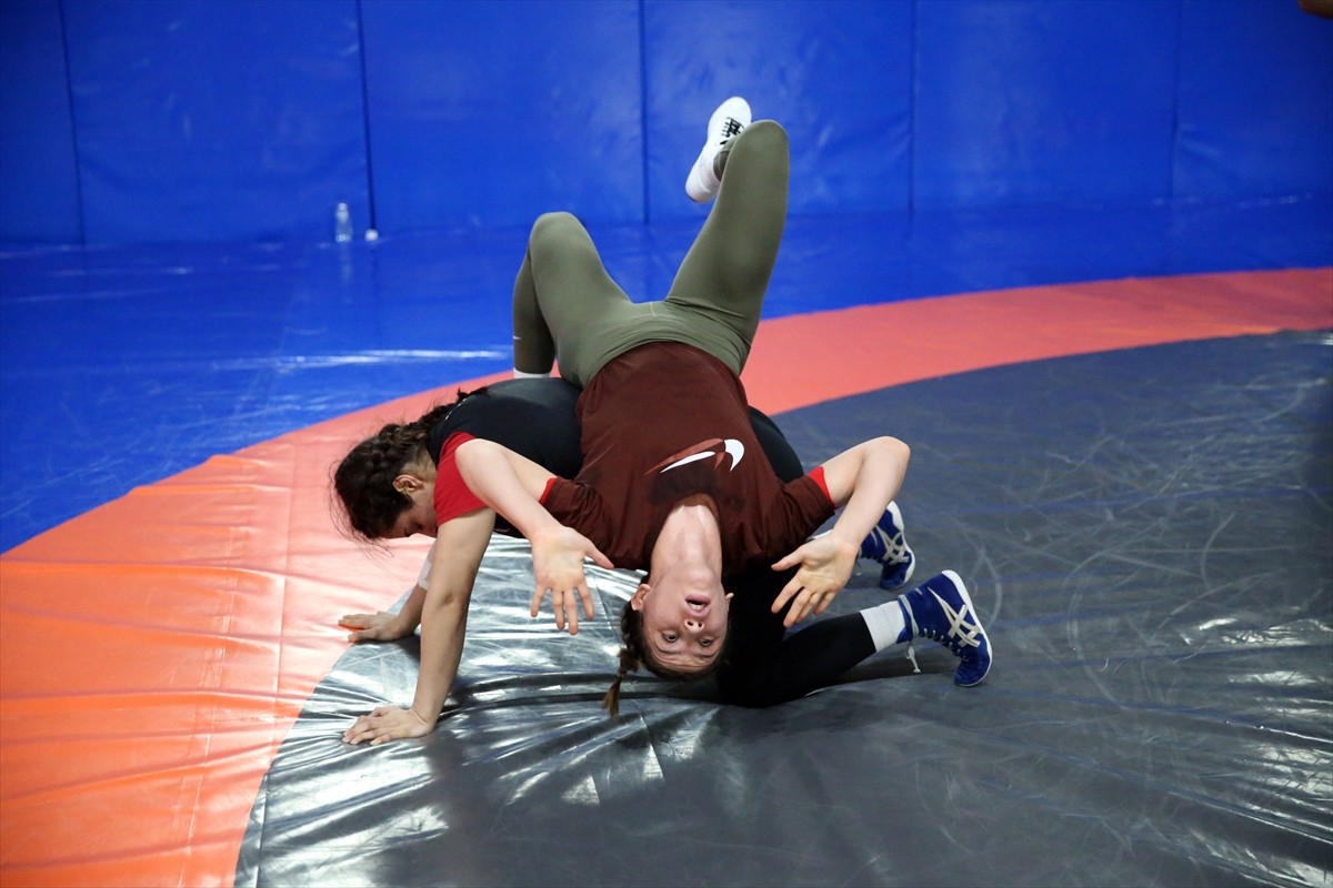 İstanbul Sultangazi Ortaokulu'nda beden eğitimi öğretmenliği yapan milli güreşçi Zeynep Yetgil...