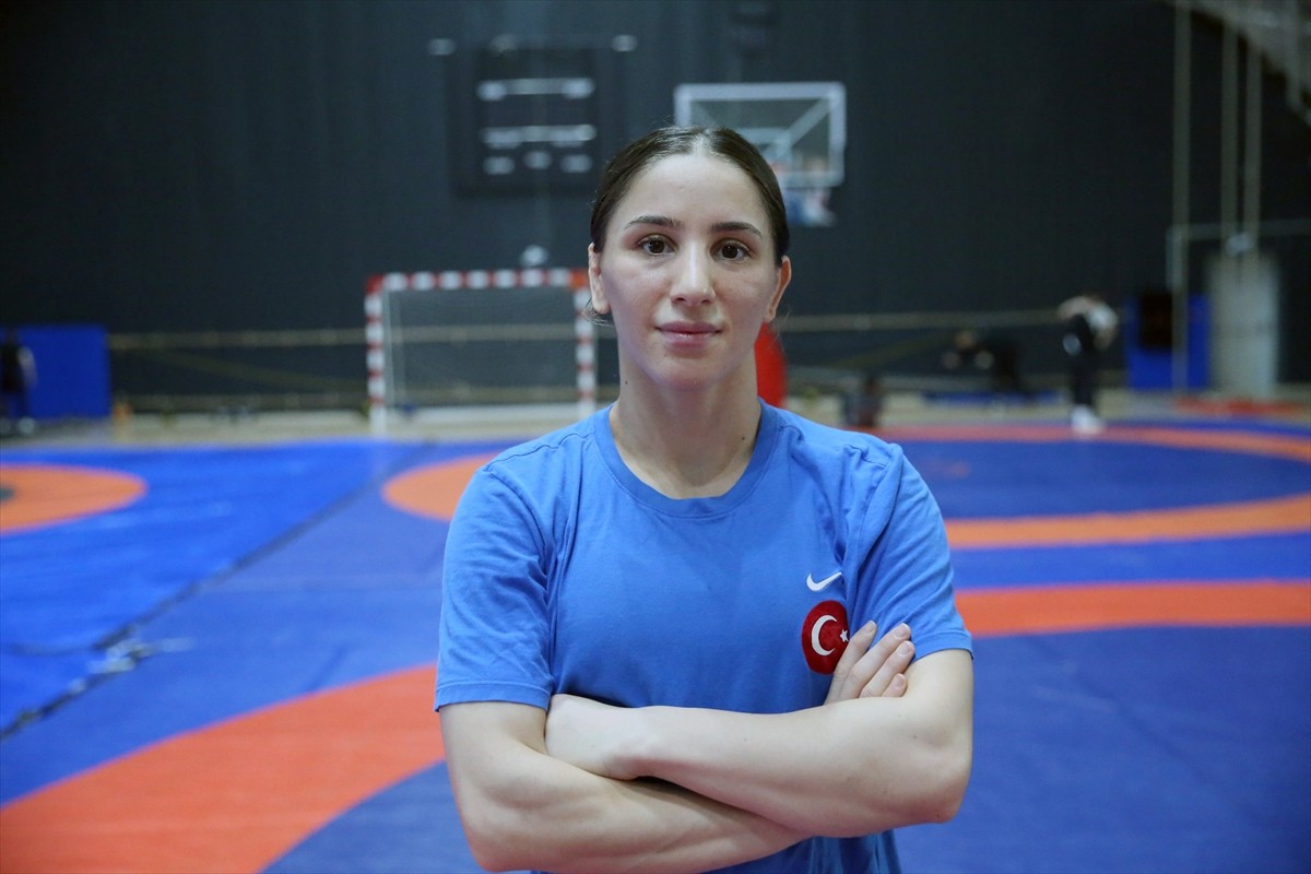 İstanbul Sultangazi Ortaokulu'nda beden eğitimi öğretmenliği yapan milli güreşçi Zeynep Yetgil...