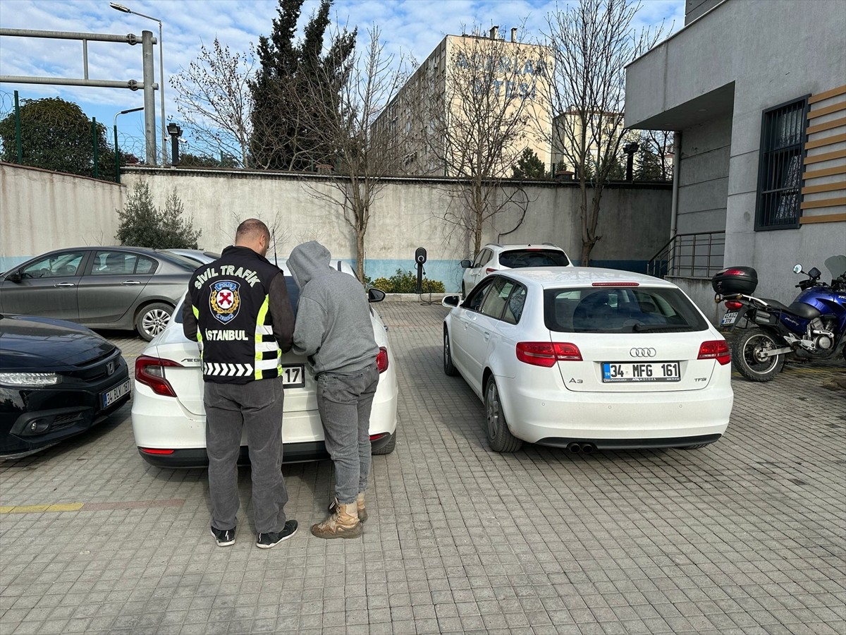 İstanbul Trafik Denetleme Şube Müdürlüğü ekiplerince, Kadıköy'de seyir halindeki otomobilin...
