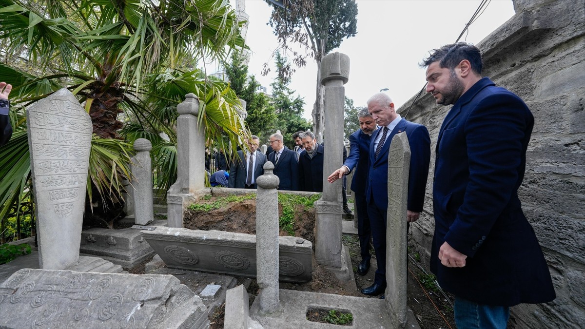 İstanbul Valisi Davut Gül (sağ 2), İstanbul Büyükşehir Belediyesine (İBB) yönelik yolsuzluk ve...