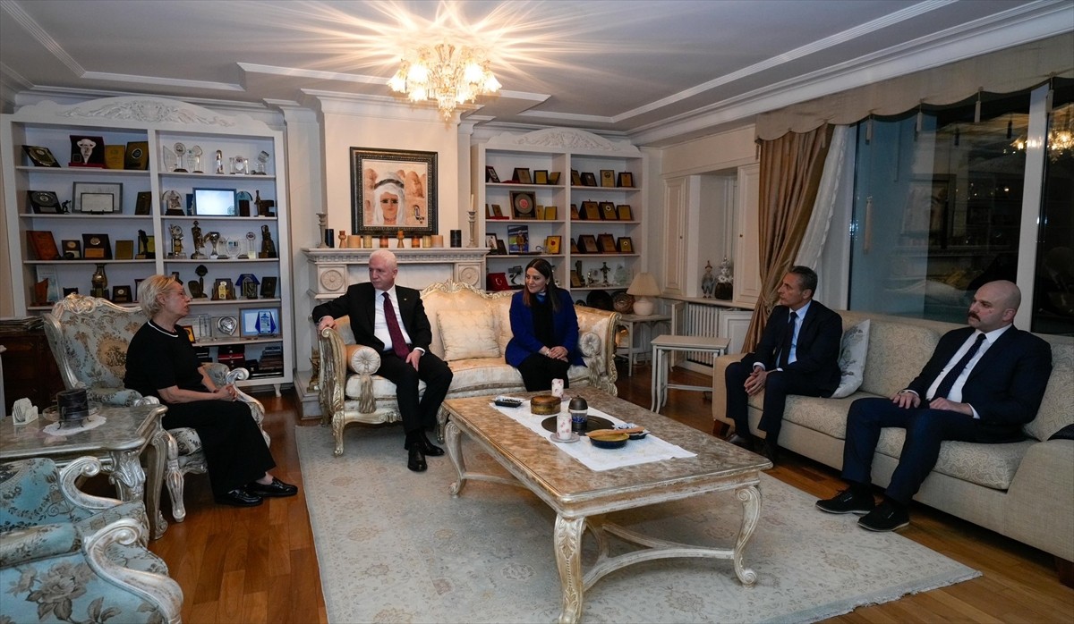 İstanbul Valisi Davut Gül (sol 2), sanatçı Edip Akbayram'ın ailesine taziye ziyaretinde bulundu....