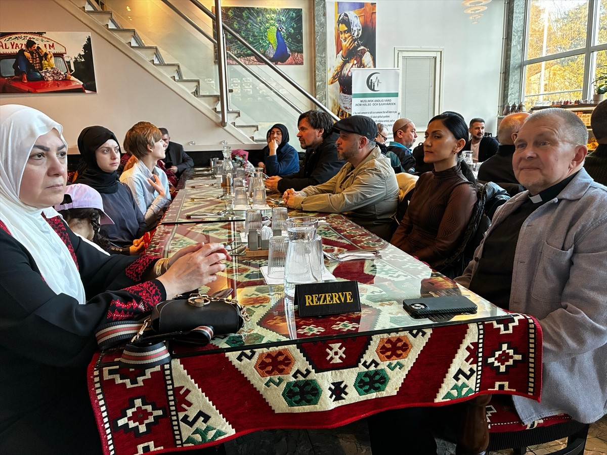 İsveç'in başkenti Stockholm'de düzenlenen iftar programında, ülkedeki Müslüman, Hristiyan ve...