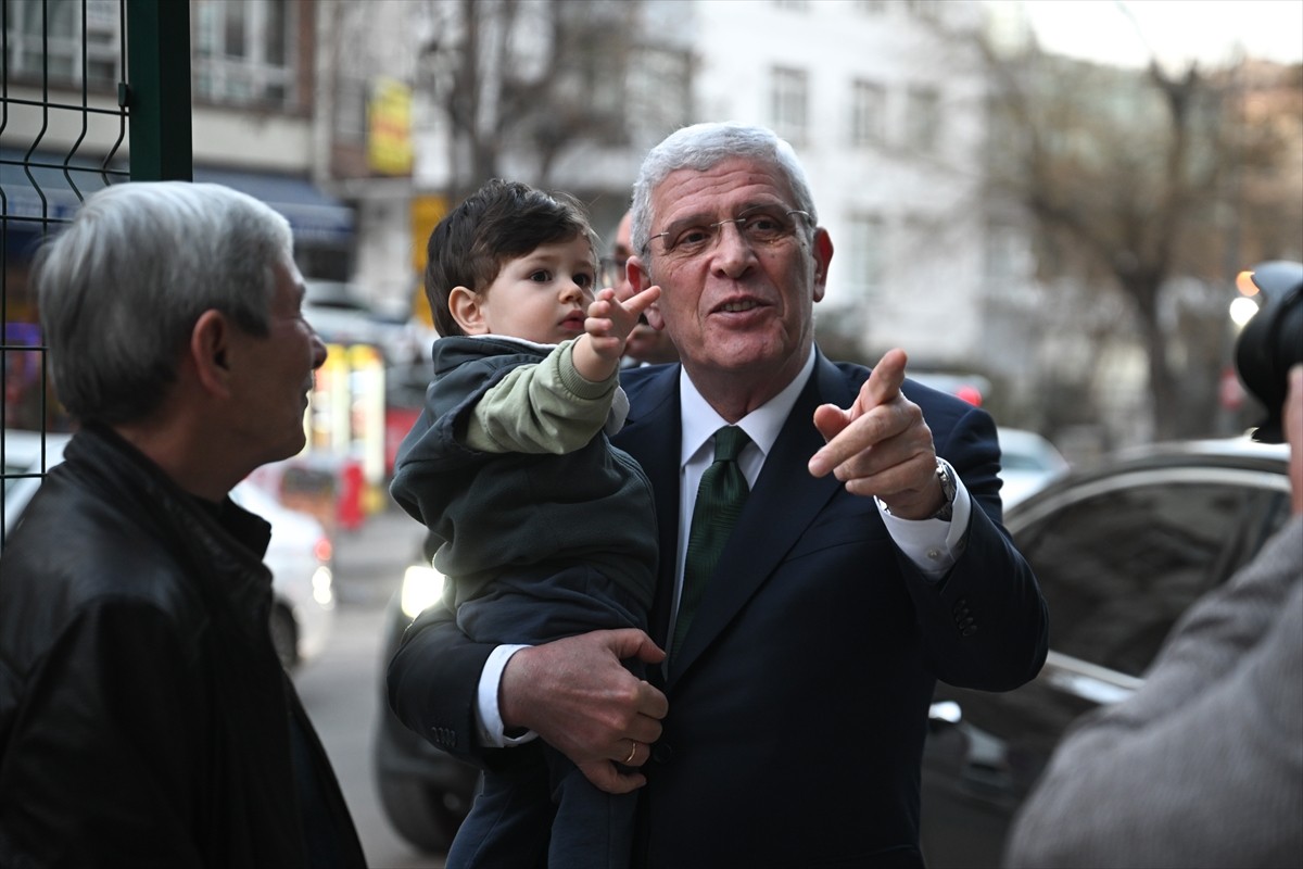 İYİ Parti Genel Başkanı Müsavat Dervişoğlu, Ankara'da üniversite öğrencileriyle iftar...