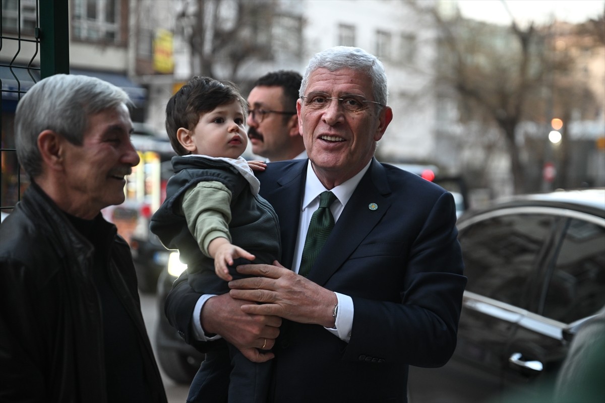 İYİ Parti Genel Başkanı Müsavat Dervişoğlu, Ankara'da üniversite öğrencileriyle iftar...