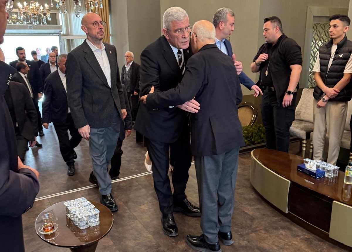 İYİ Parti Genel Başkanı Müsavat Dervişoğlu, oğlu Bülent Yaşar'ın vefatı nedeniyle Yenimahalle...