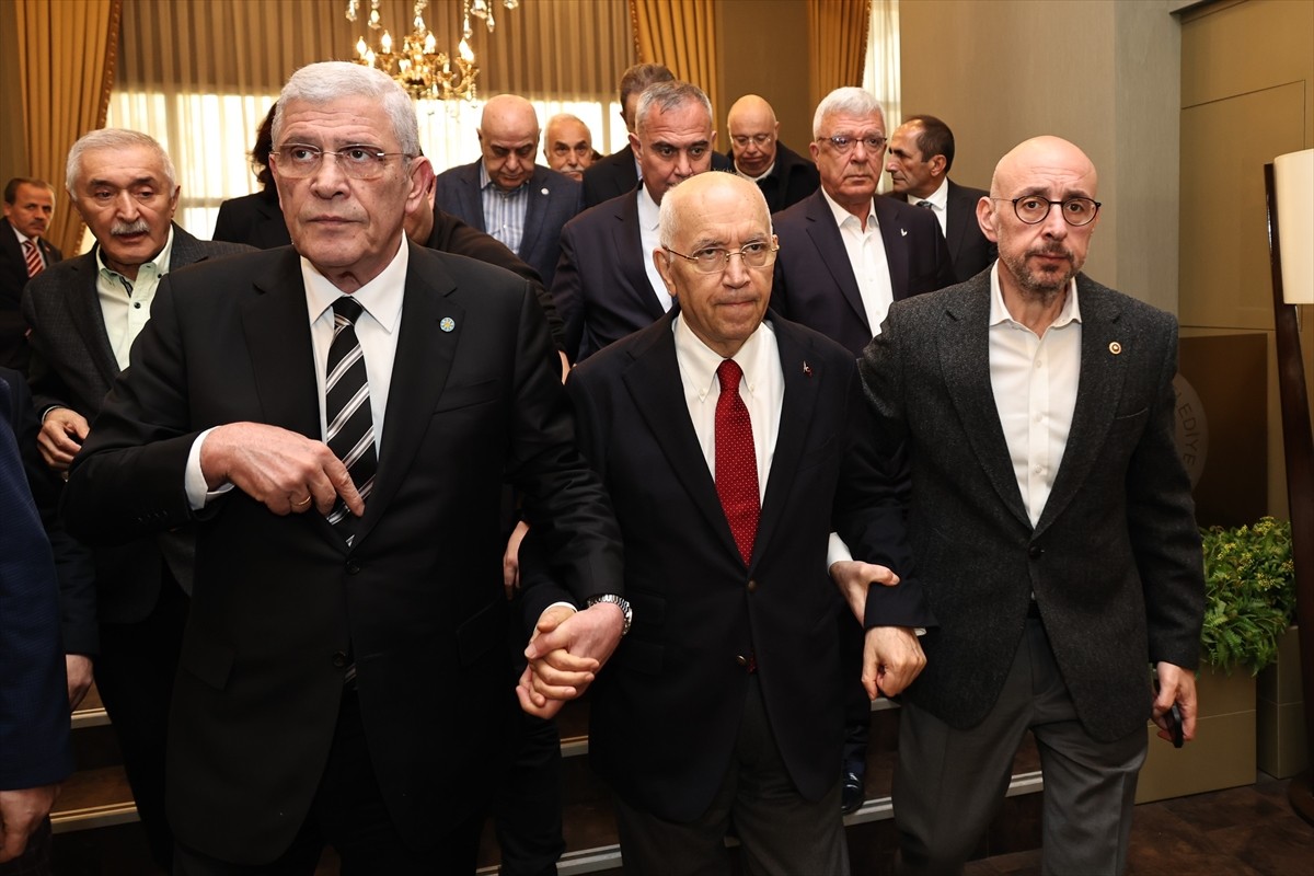 İYİ Parti Genel Başkanı Müsavat Dervişoğlu, oğlu Bülent Yaşar'ın vefatı nedeniyle Yenimahalle...