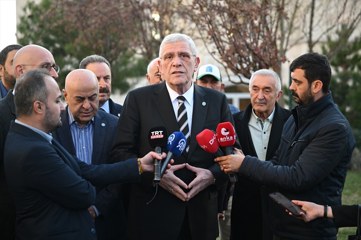 İYİ Parti Genel Başkanı Müsavat Dervişoğlu, Oran semtindeki Abdülkerim Kuzu Camisi'nde bayram...