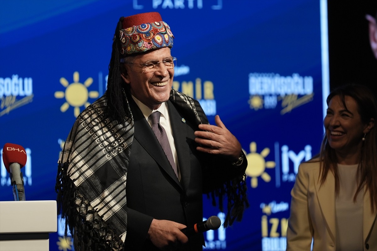 İYİ Parti Genel Başkanı Müsavat Dervişoğlu, partisinin İzmir'de düzenlenen iftar programına...