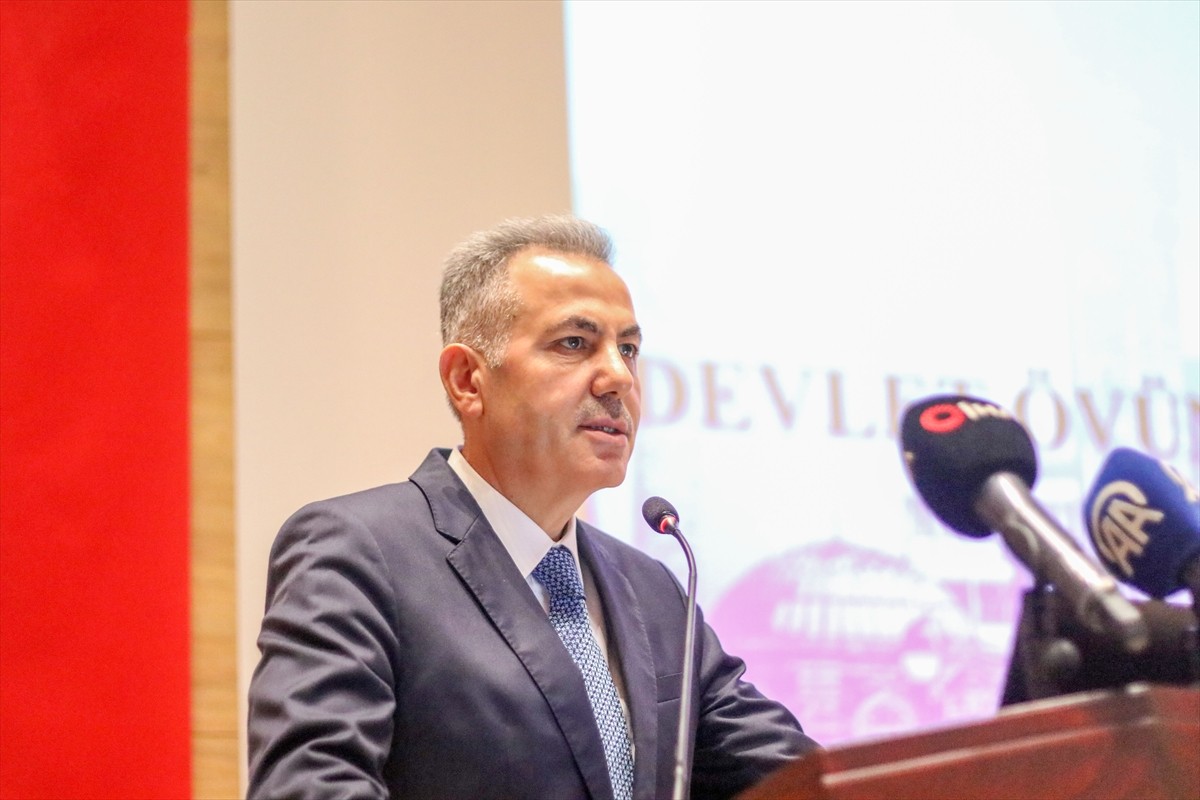 İzmir'de, 25 şehit yakını ve gaziye törenle Devlet Övünç Madalyası ve Beratı takdim edildi....