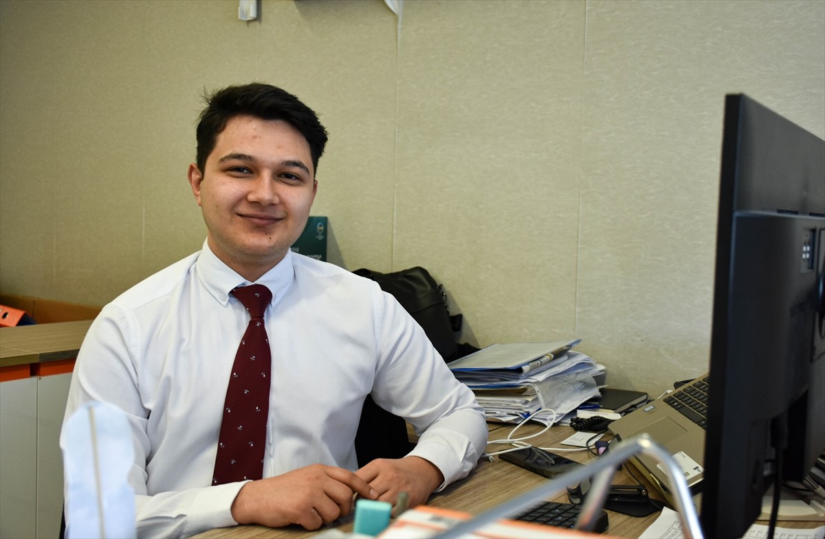 İzmir'de, hukukçu ve hukuk fakültesi öğrencilerinin katılımıyla "Hukuk Festivali"...