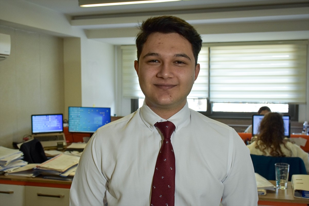 İzmir'de, hukukçu ve hukuk fakültesi öğrencilerinin katılımıyla "Hukuk Festivali"...