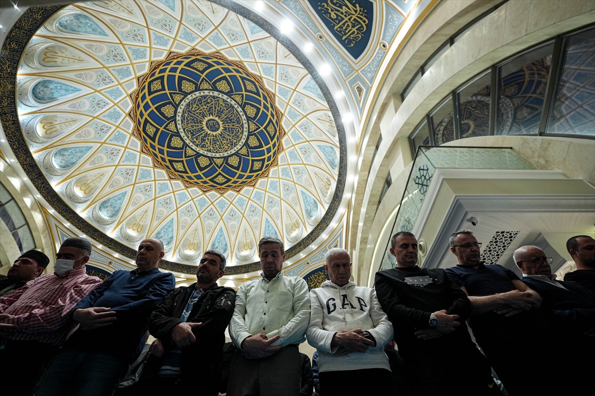 İzmir'de, Kadir Gecesi dolayısıyla Karşıyaka ilçesindeki Memur Kardeşler Camisi'nde program...