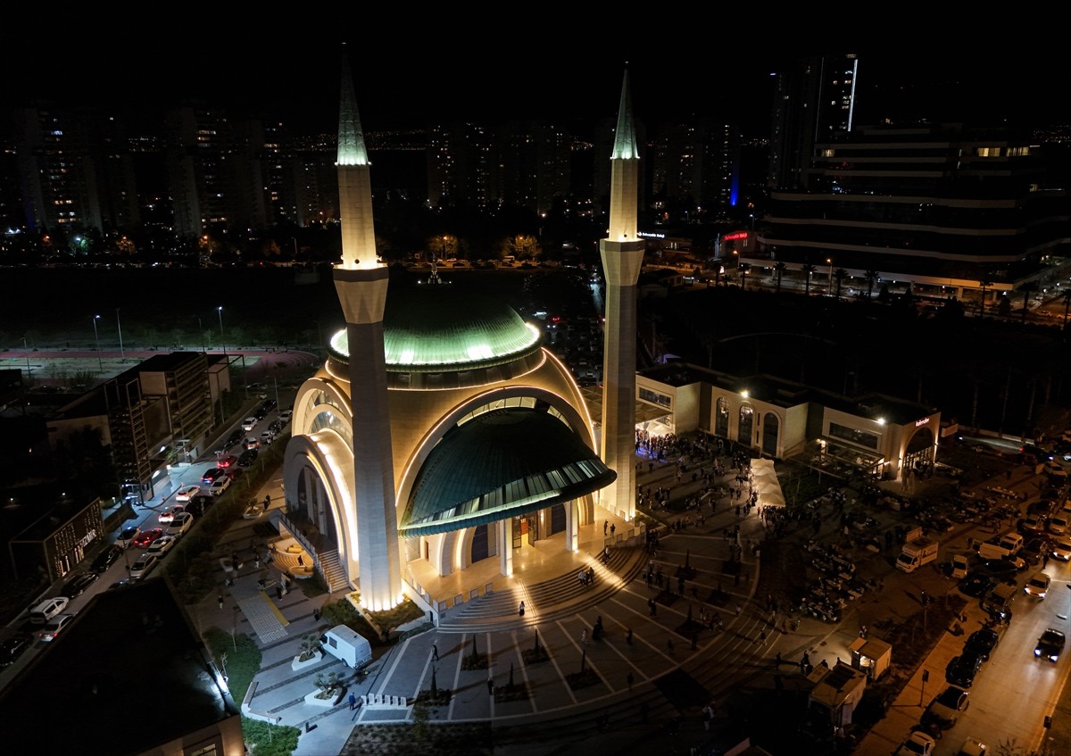 İzmir'de, Kadir Gecesi dolayısıyla Karşıyaka ilçesindeki Memur Kardeşler Camisi'nde program...