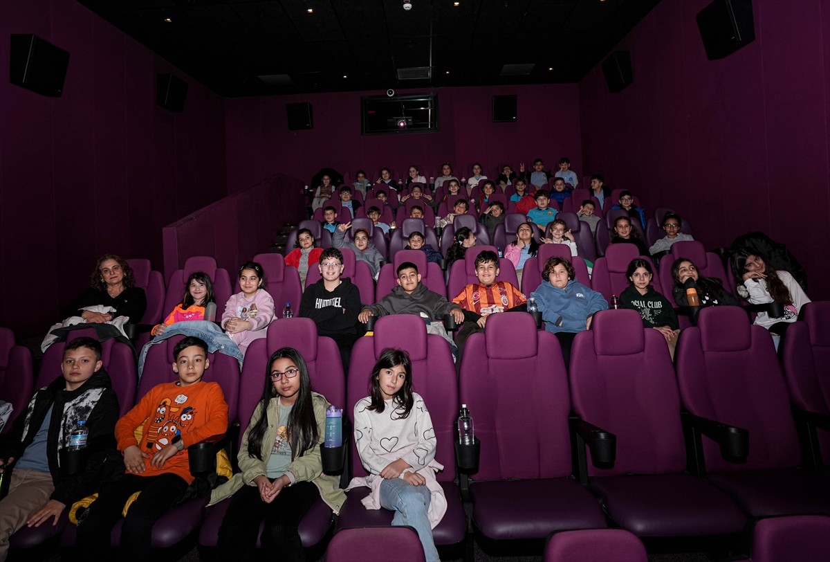 İzmir'de öğrenciler, Türkiye'nin insanlı ilk uzay görevinin hikayesini anlatan "Ufkun Ötesinde"...