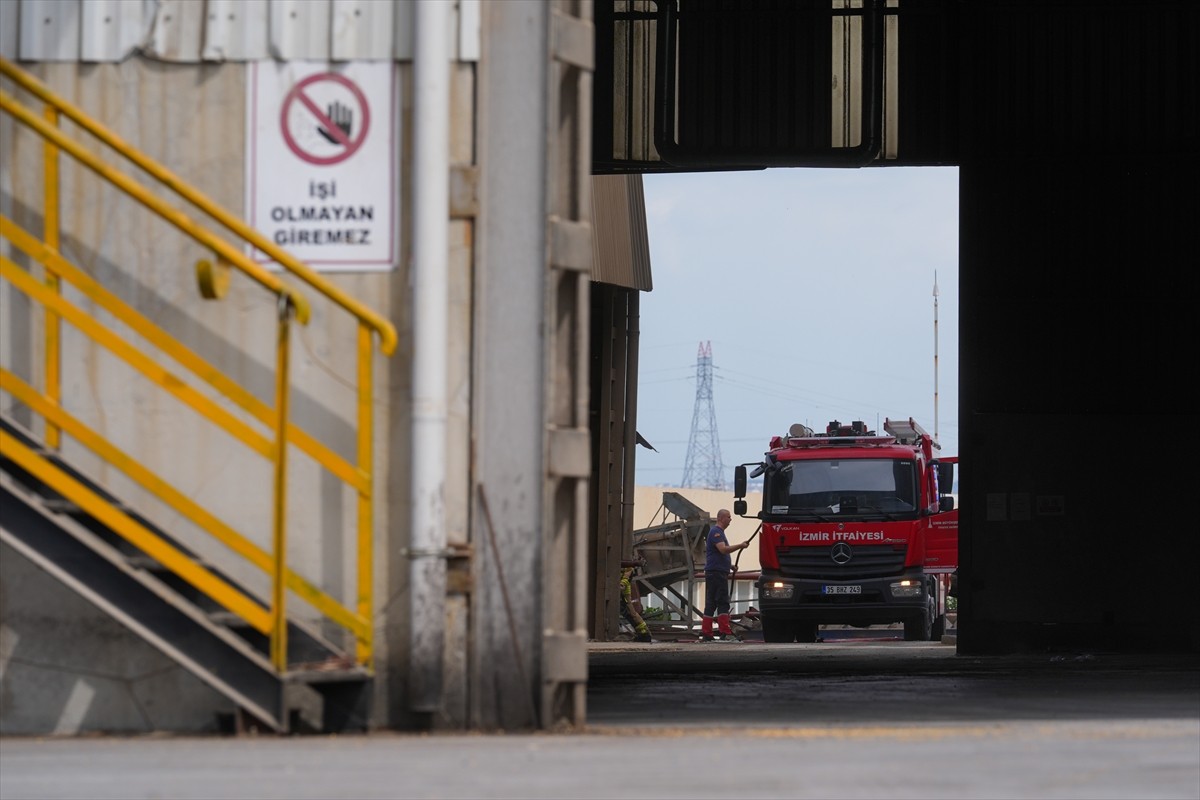İzmir'in Aliağa ilçesinde bir fabrikada meydana gelen patlamada 1 işçi yaşamını yitirdi, 4 işçi...