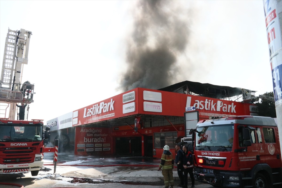 İzmir'in Bornova ilçesinde oto lastik satış ve bakımının yapıldığı iş yerinde çıkan yangın itfaiye...