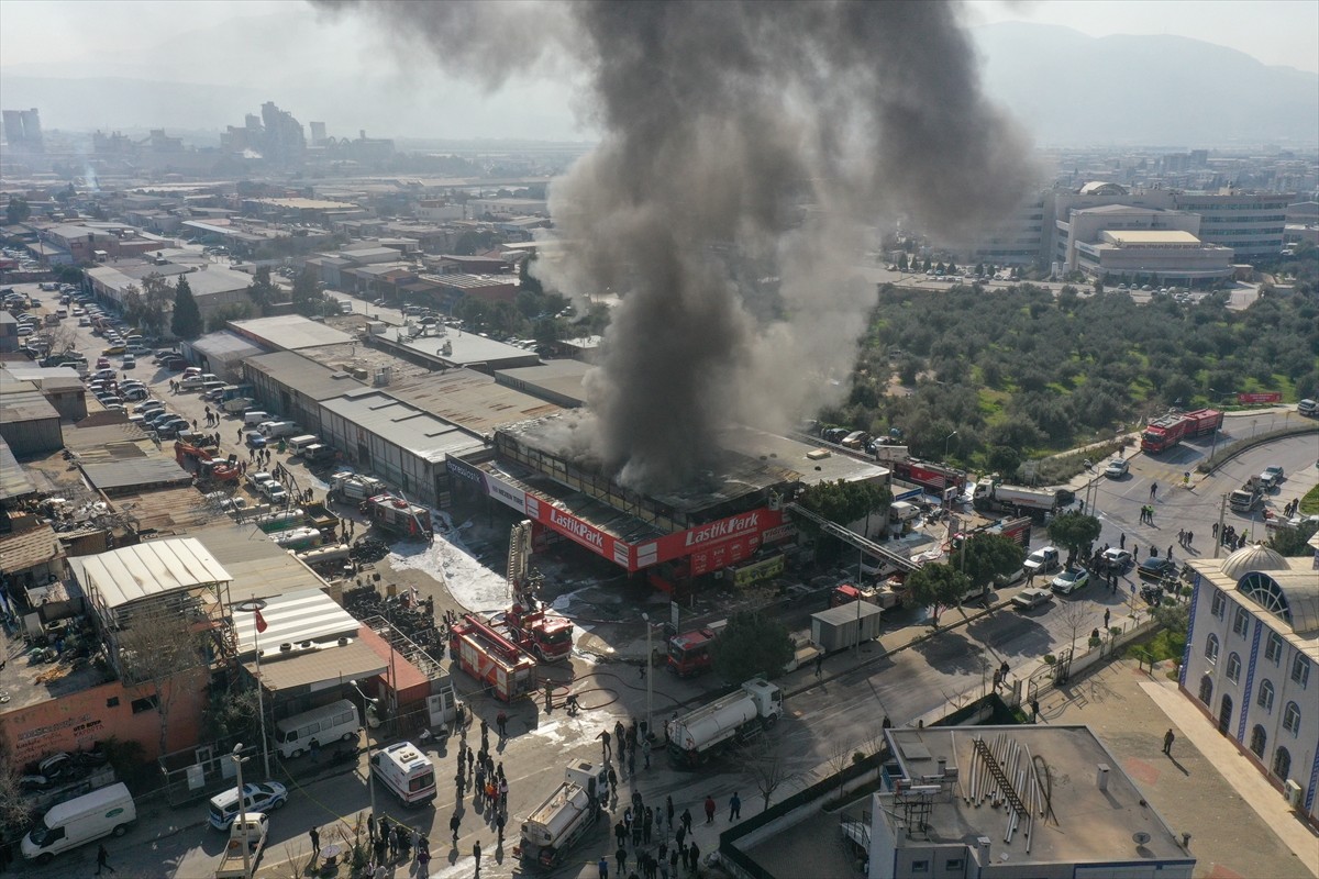 İzmir'in Bornova ilçesinde oto lastik satış ve bakımının yapıldığı iş yerinde çıkan yangına...
