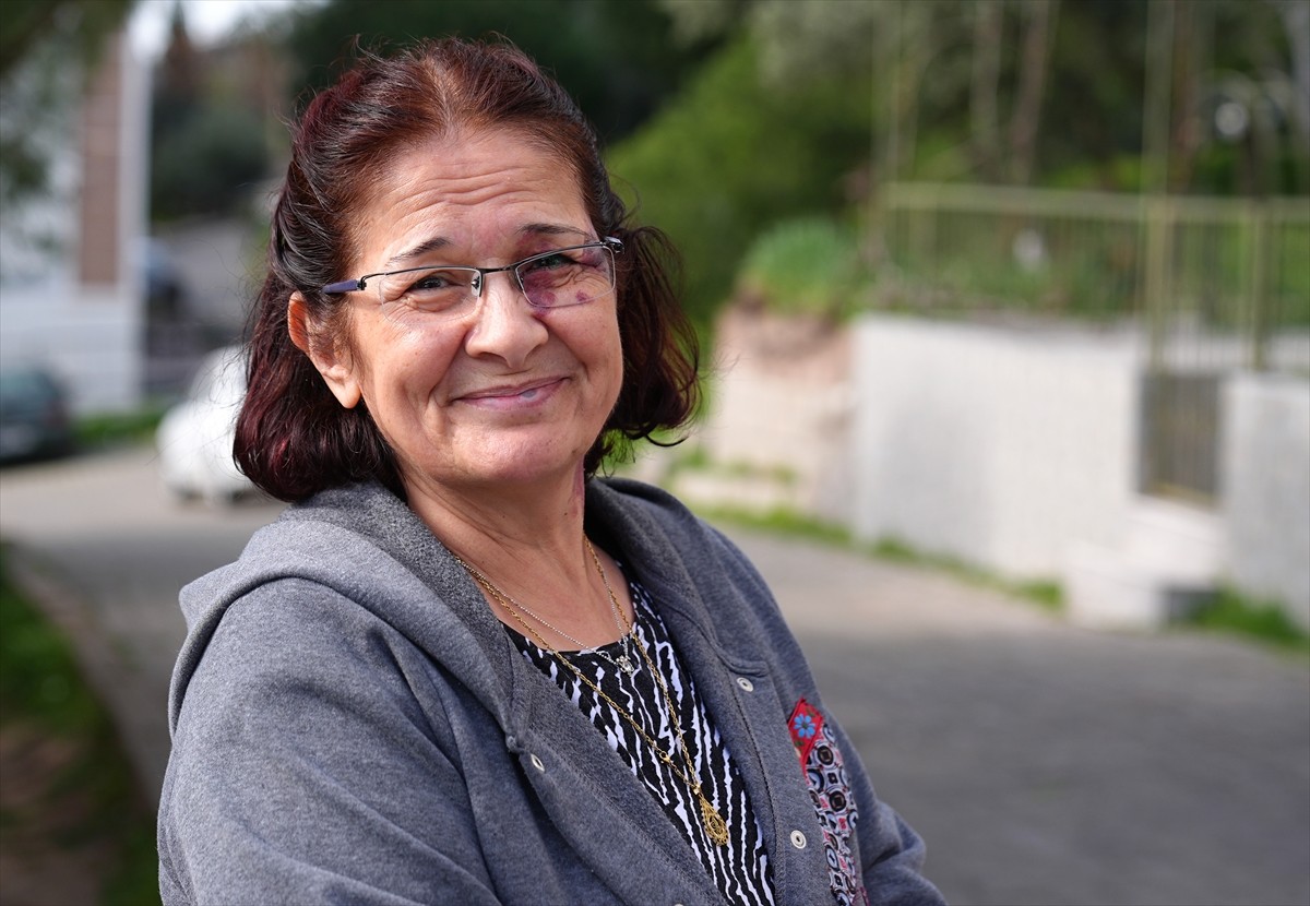 İzmir'in Çiğli Belediyesi sınırlarında, 6 yaşındaki U.O. sahipsiz bir köpeği sevmek isterken...