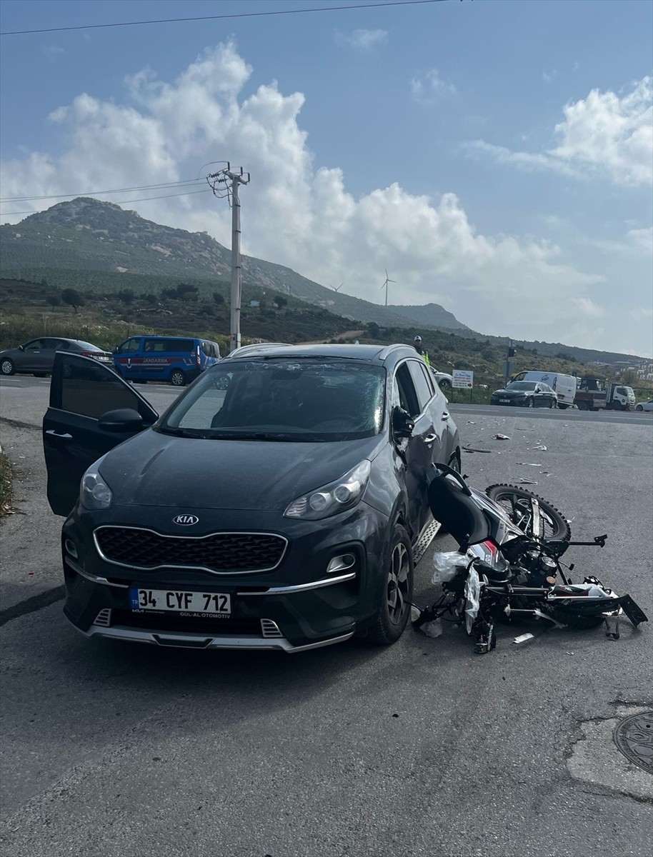 İzmir'in Foça ilçesinde otomobille çarpışan motosikletin sürücüsü ağır yaralandı.