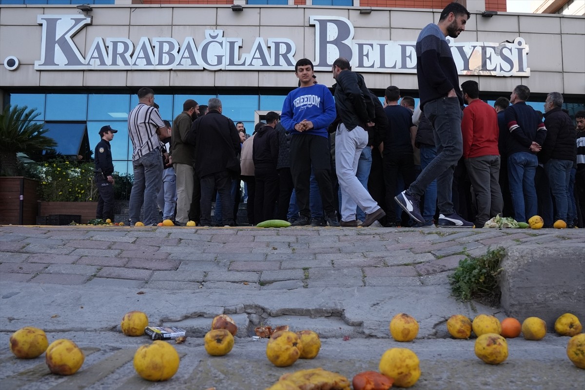 İzmir'in Karabağlar Belediyesi'nin pazar yerlerindeki tezgahlardan katı atık bedeli talep etmesine...