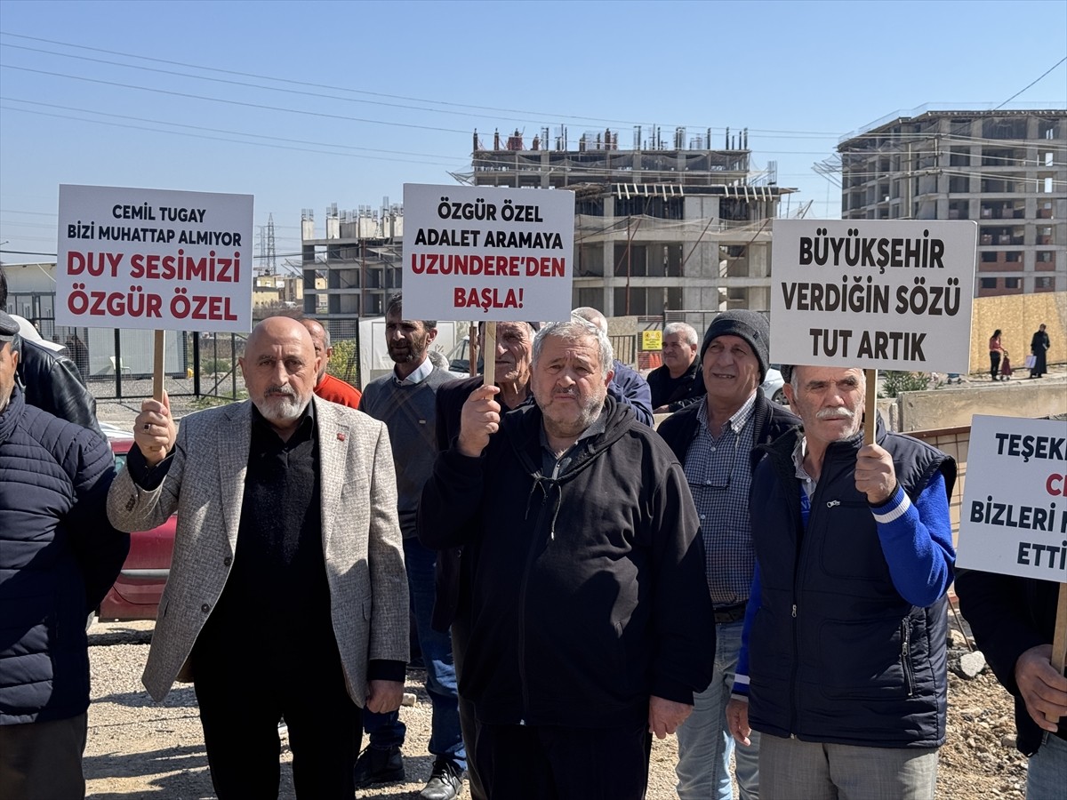 İzmir'in Karabağlar ilçesinde Uzundere Kentsel Dönüşüm Projesi'nin 3 ve 4. etap hak sahipleri...