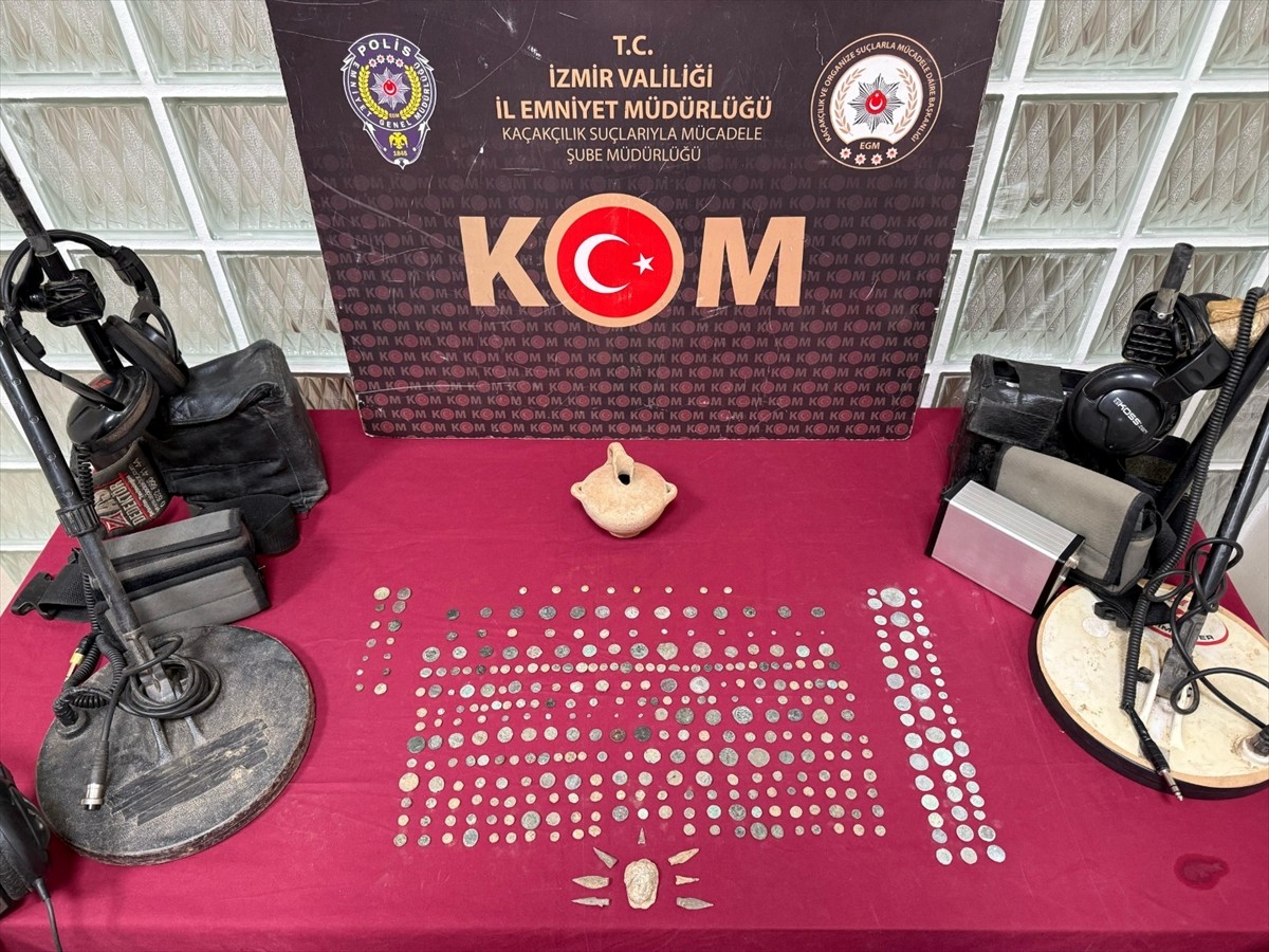 İzmir'in Menemen ilçesinde kaçak kazılarda çıkarılan tarihi eserleri yurt dışındaki müzayede...