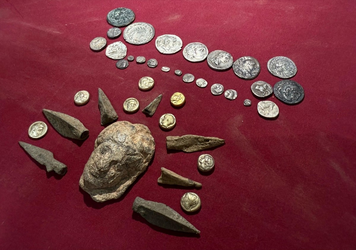 İzmir'in Menemen ilçesinde kaçak kazılarda çıkarılan tarihi eserleri yurt dışındaki müzayede...