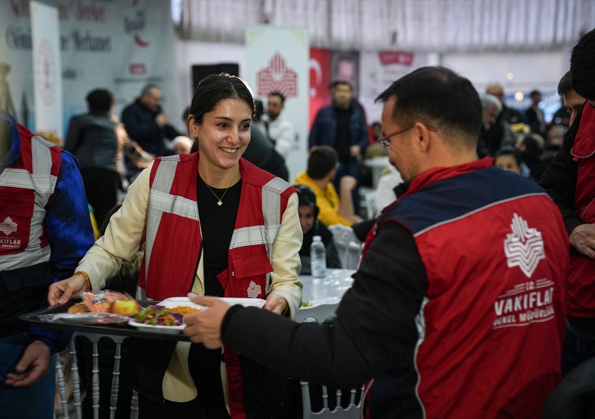 İzmir Vakıflar Bölge Müdürlüğü ramazan ayı boyunca İzmir ve Manisa'da 2 bin kişiye iftar sofraları...