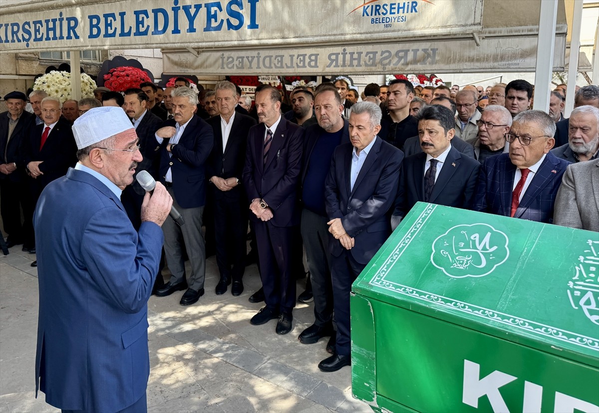 İzmir Valisi Süleyman Elban'ın vefat eden babası Ahmet Elban'ın cenazesi, Kırşehir'de toprağa...