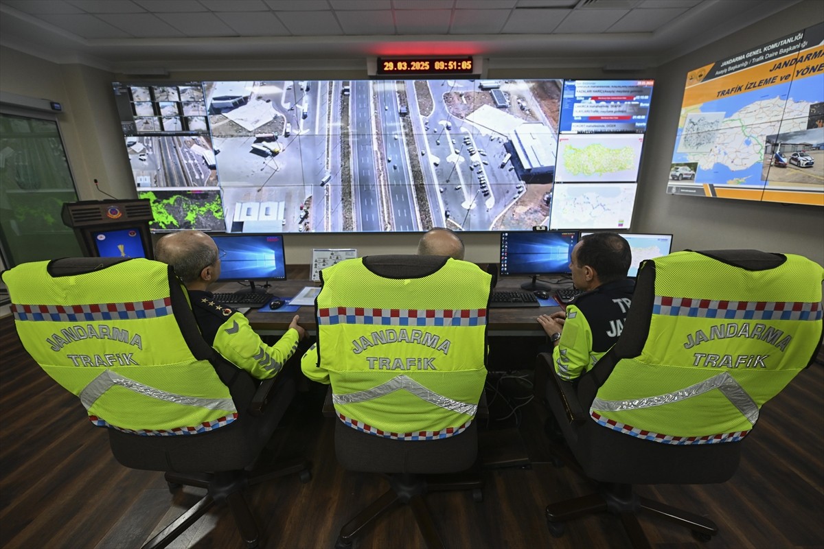 Jandarma, şehirlerarası otoyollarda Ramazan Bayramı tatili süresince havadan ve karadan...