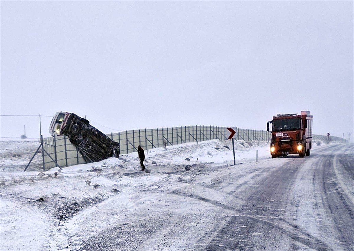 Kahramanmaraş'ın Nurhak ilçesinde ambulansın devrilmesi sonucu yaralanan 3 sağlık personeli...