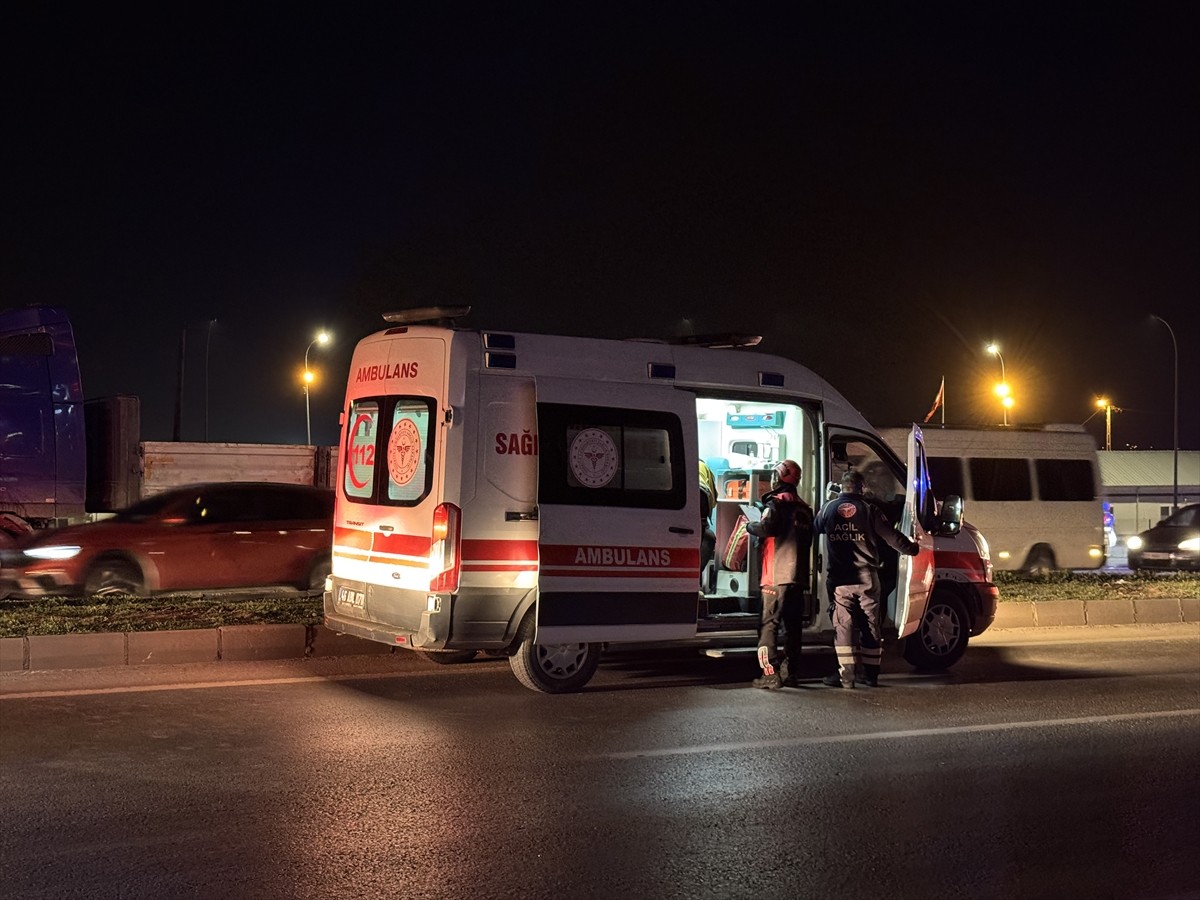 Kahramanmaraş'ın Onikişubat ilçesinde, iki otomobil ile tırın karıştığı zincirleme trafik...