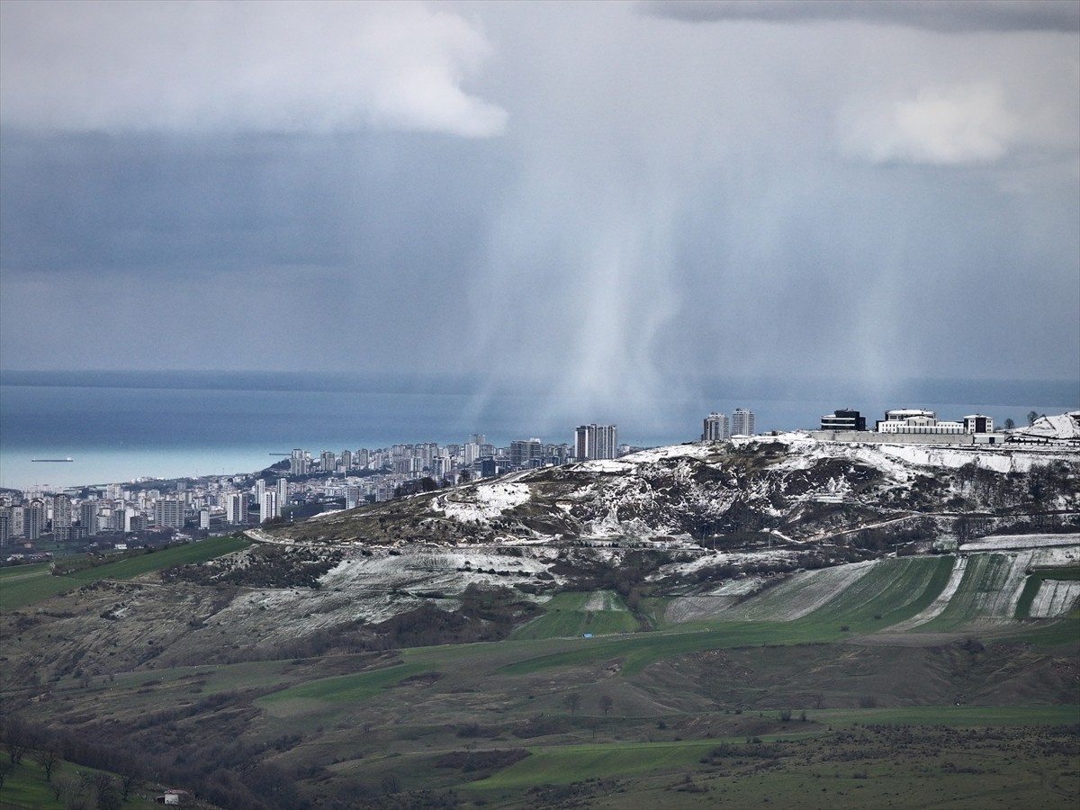 Kar yağışının ardından yüksek kesimleri beyaza bürünen Kocadağ Yaylası'nın eteklerinin yeşil...