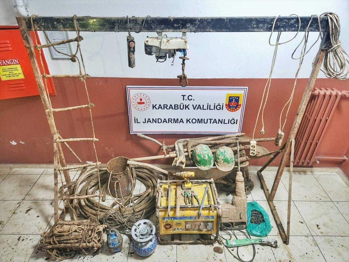Karabük'te kaçak kazı yaptıkları gerekçesiyle gözaltına alınan 7 şüpheli tutuklandı. Operasyonda...